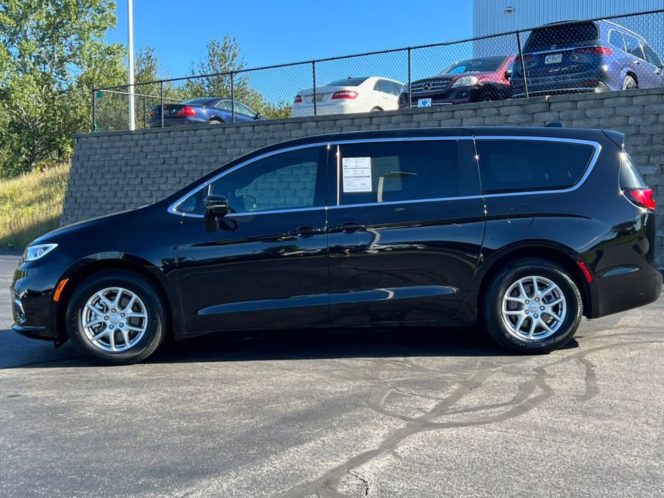 Used 2026 Chrysler Pacifica Select FWD image 40
