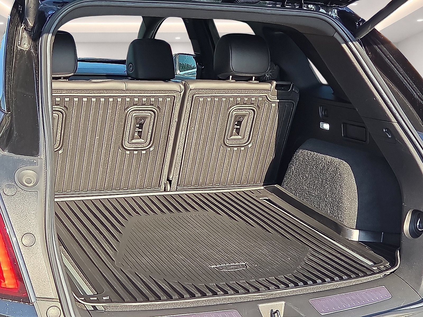 Used 2022 Cadillac XT5 Premium Luxury w/ LPO, Floor Liner Package FWD image 8