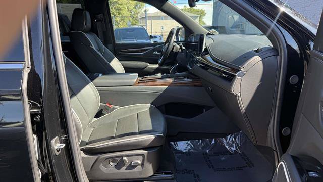 Used 2024 Cadillac Escalade Premium Luxury AWD/4WD image 23