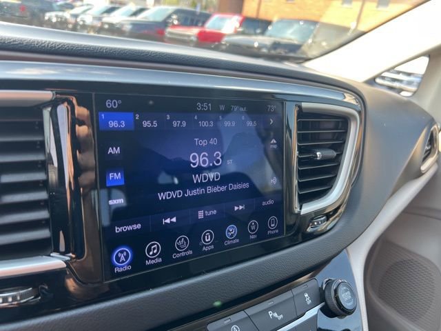 Used 2017 Chrysler Pacifica Touring-L w/ Tire & Wheel Group FWD image 13