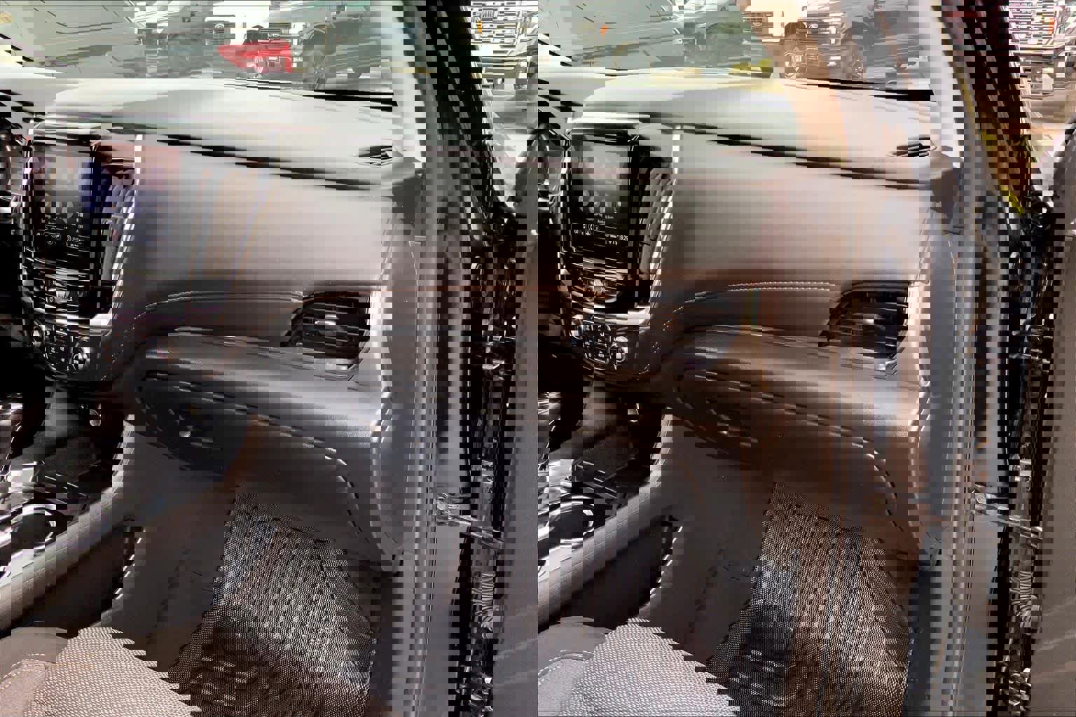 Used 2020 Chevrolet Traverse LT image 17