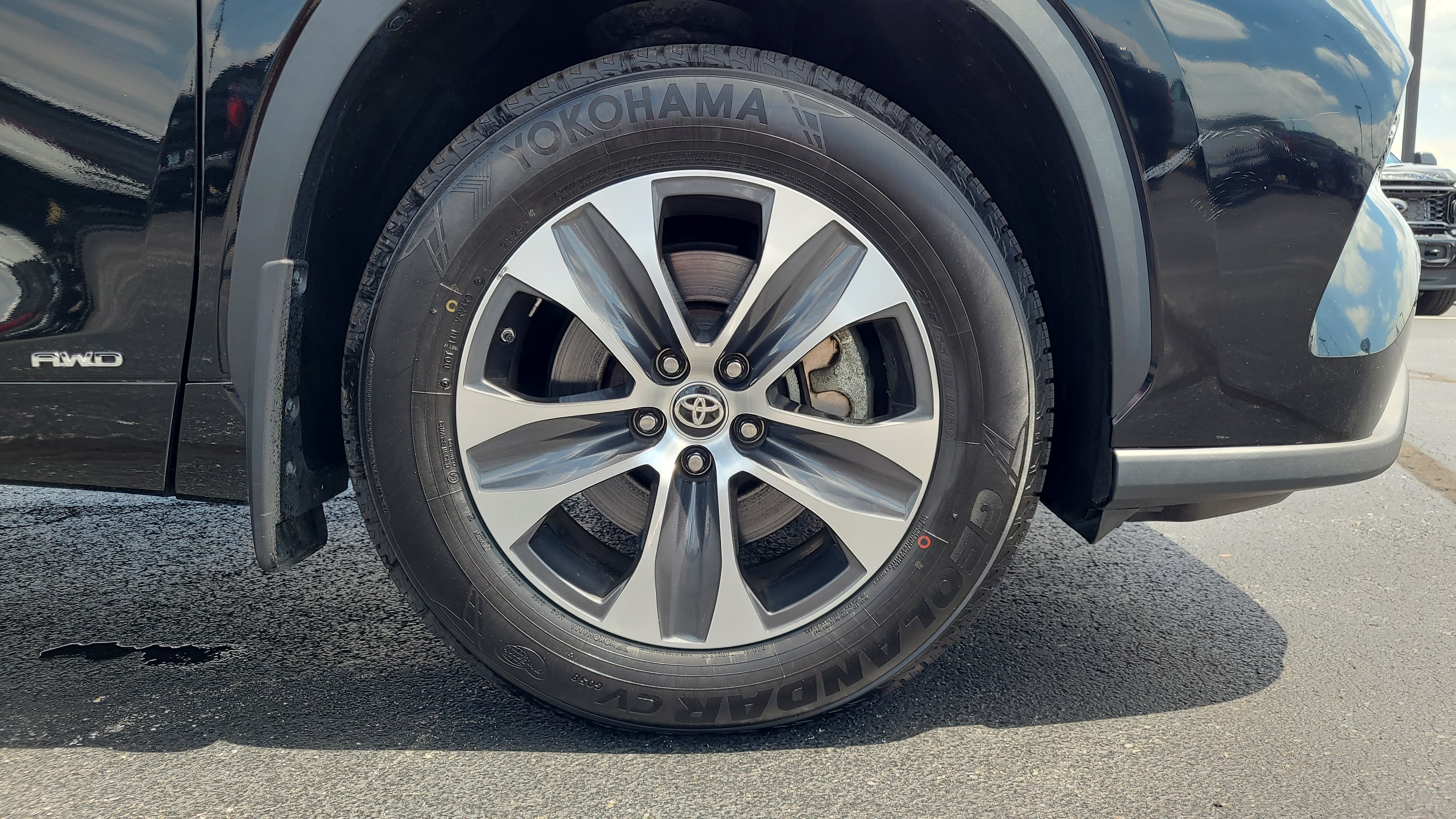 Used 2023 Toyota Highlander XLE AWD/4WD image 10