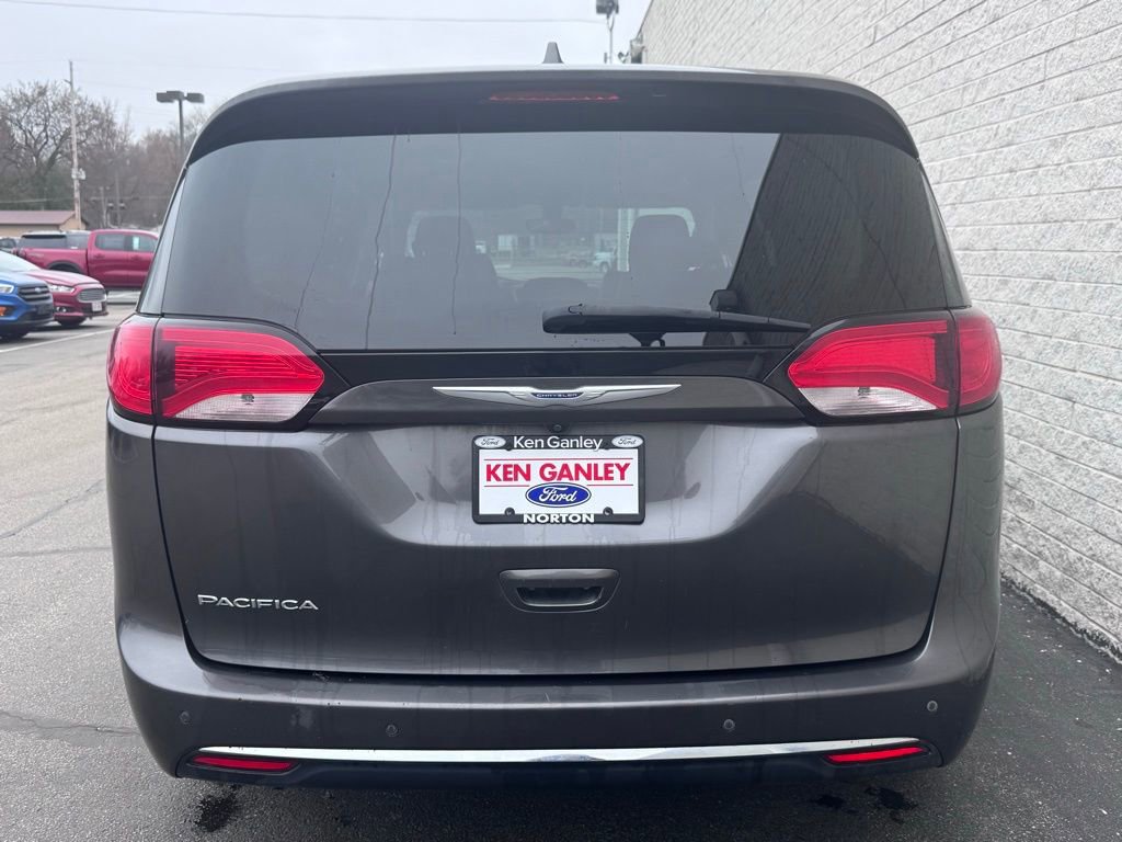 Used 2020 Chrysler Pacifica Touring-L image 6