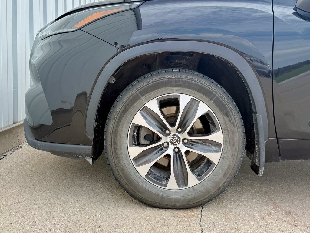 Used 2021 Toyota Highlander XLE AWD/4WD image 28