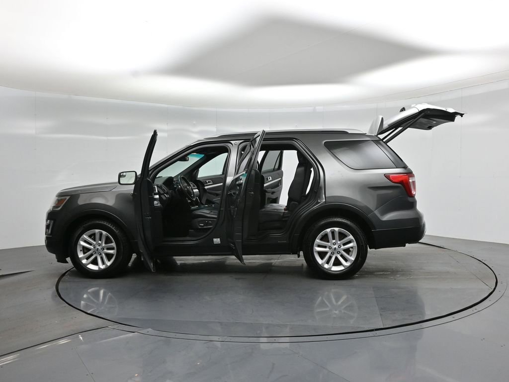 Certified 2017 Ford Explorer XLT w/ Equipment Group 202A image 38