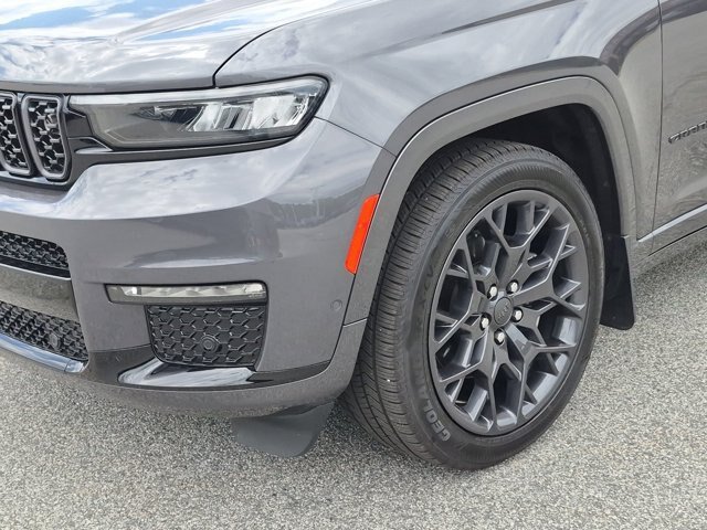 Used 2023 Jeep Grand Cherokee L Summit w/ Advanced Protech Group IV AWD/4WD image 10