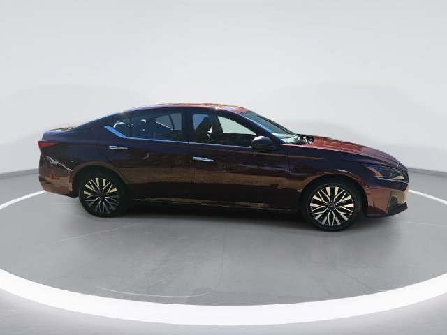 Used 2025 Nissan Altima 2.5 SV FWD image 2