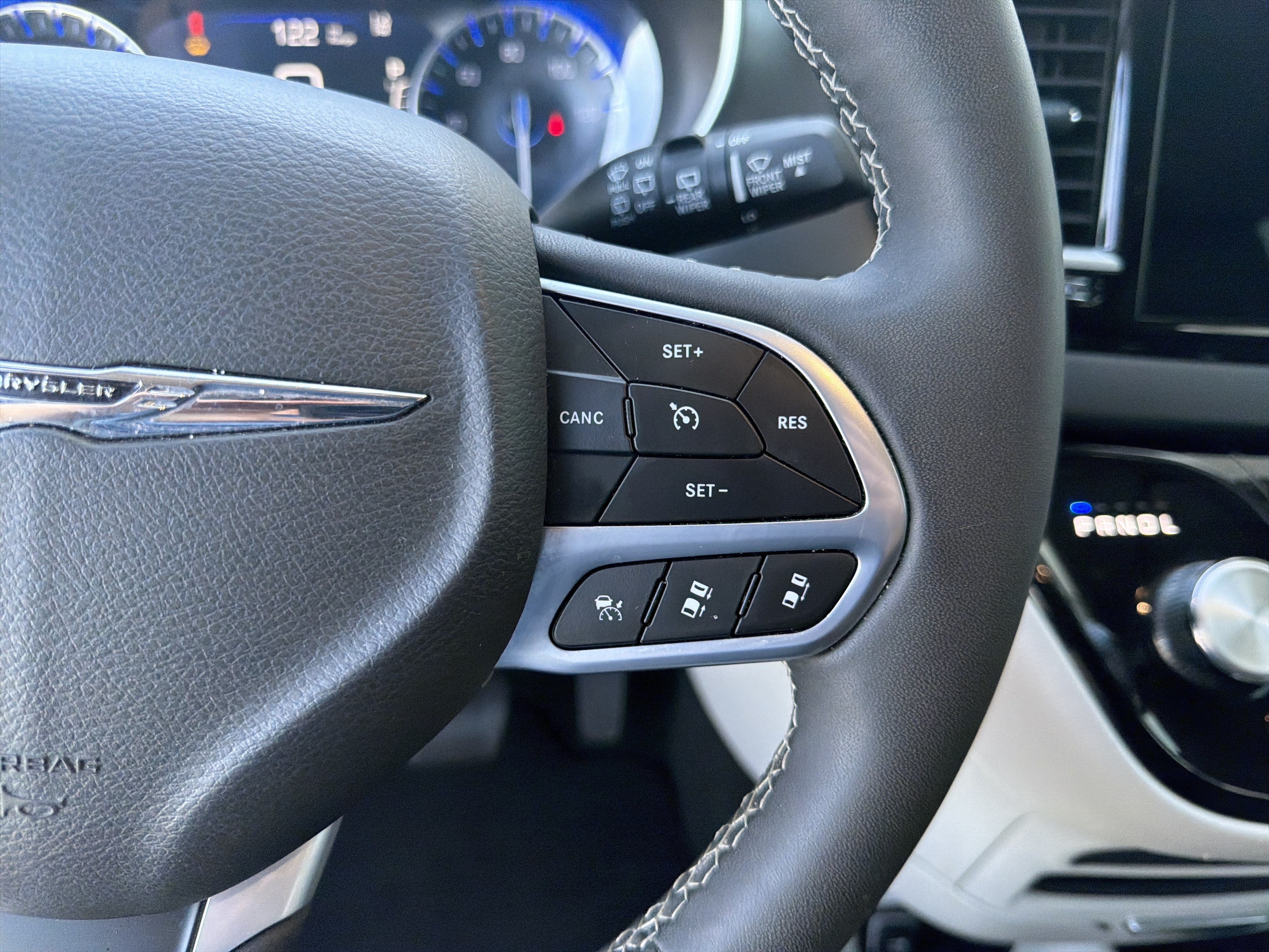 Used 2024 Chrysler Pacifica Touring-L FWD image 37