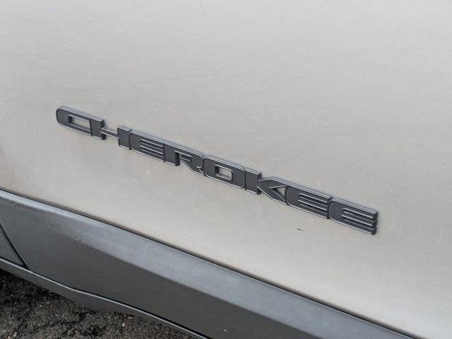Used 2019 Jeep Cherokee Latitude Plus AWD/4WD image 38