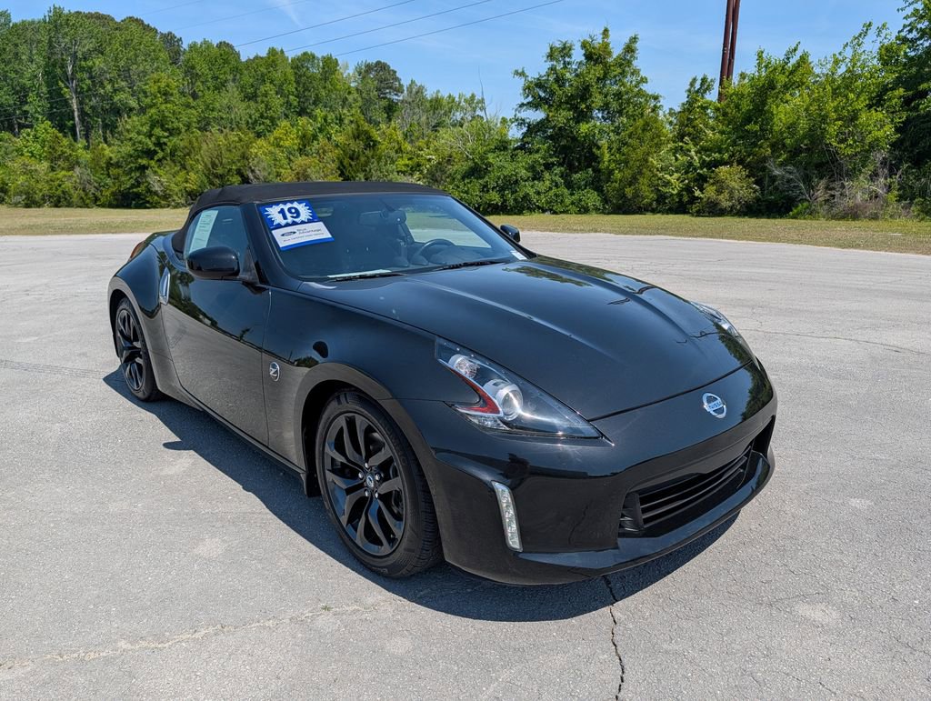 Used 2019 Nissan 370Z Touring RWD image 2
