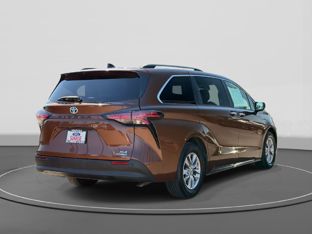 Used 2022 Toyota Sienna XLE w/ XLE Plus Package FWD image 5