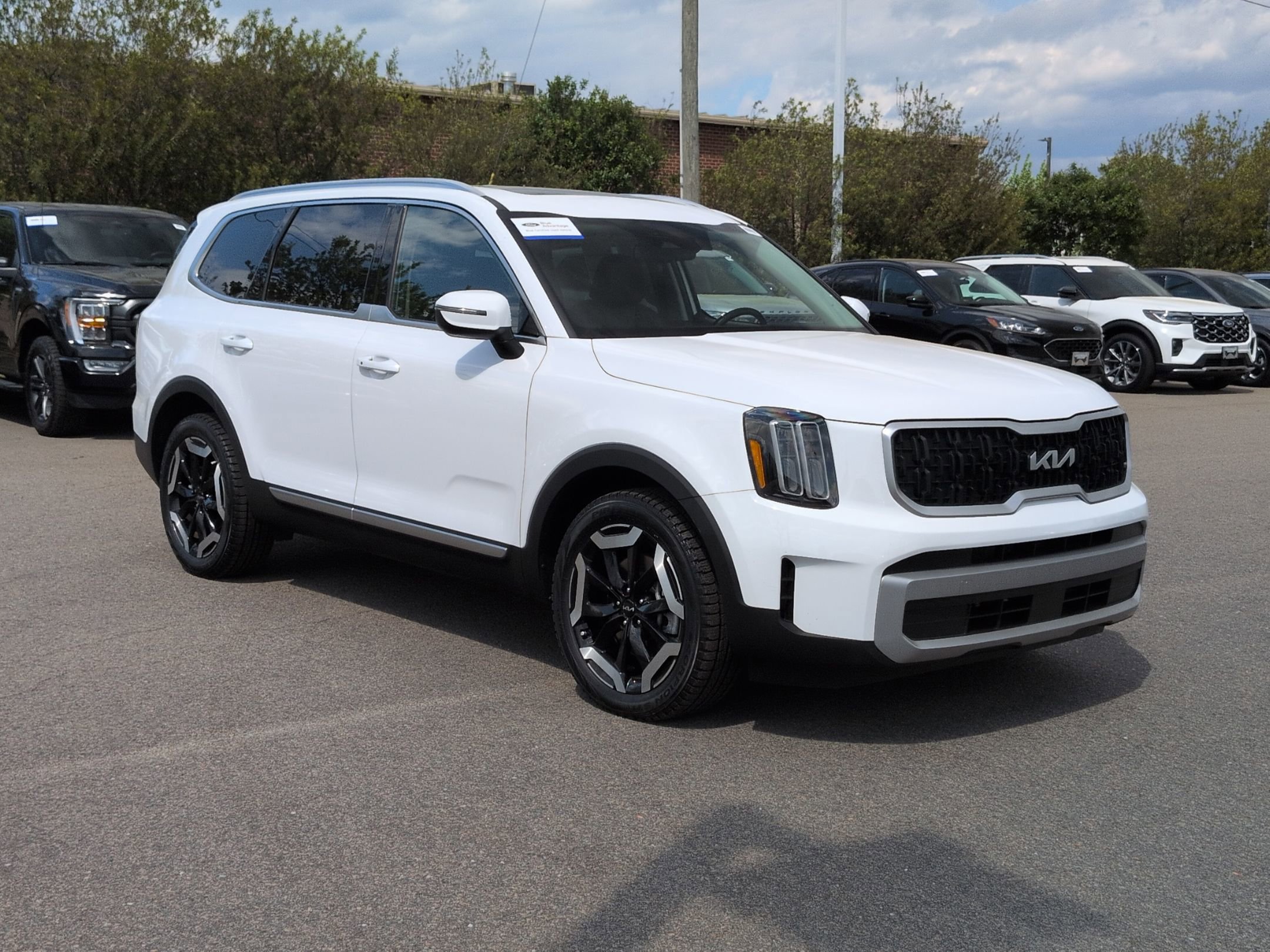 Used 2024 Kia Telluride EX w/ EX Captain's Chair Package FWD image 2
