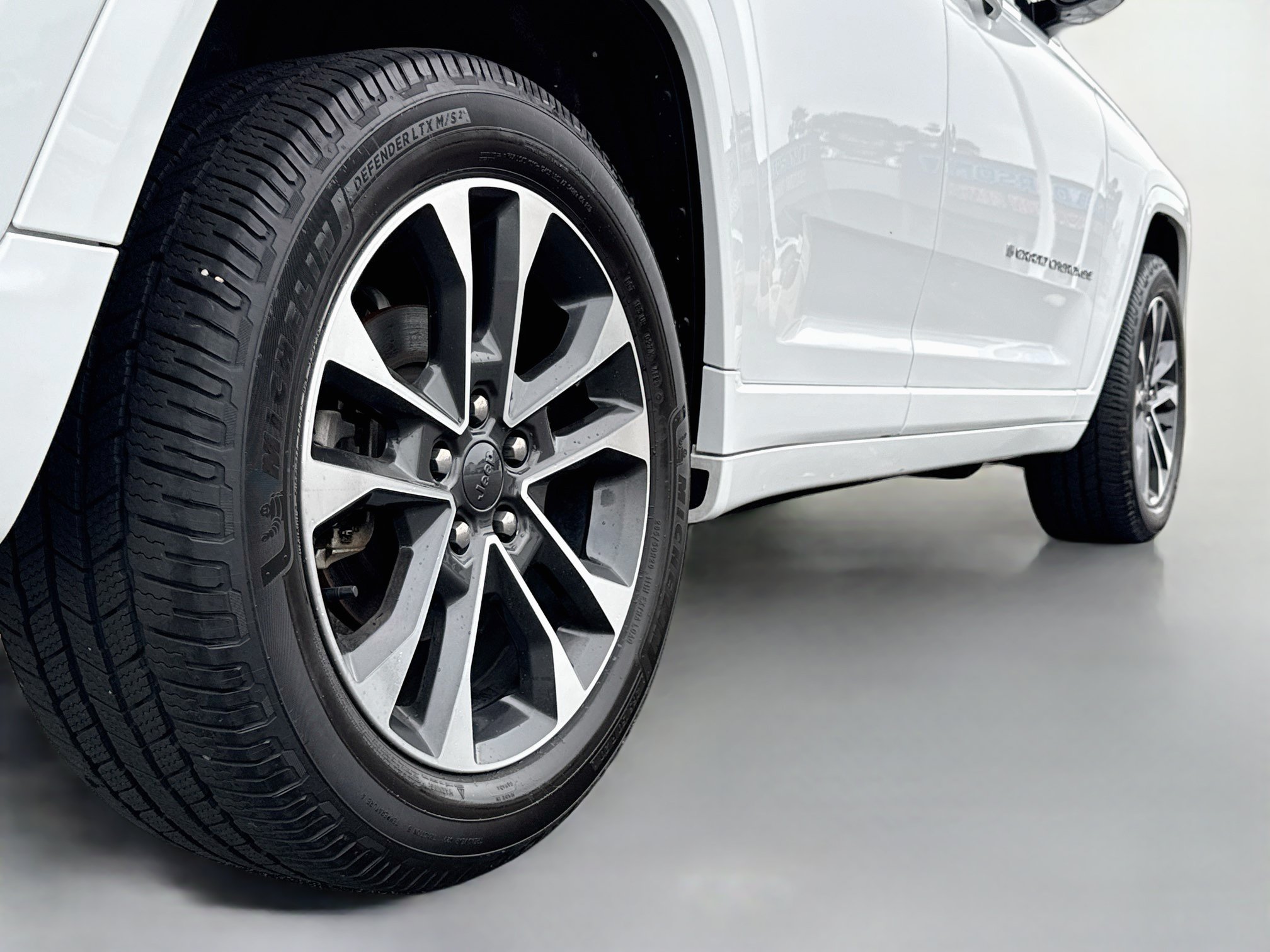 Used 2023 Jeep Grand Cherokee Overland AWD/4WD image 9