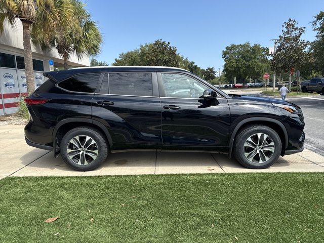 Used 2023 Toyota Highlander XLE AWD/4WD image 3
