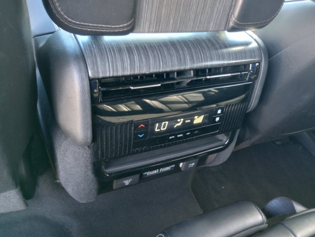 Used 2024 Jeep Wagoneer L Series II AWD/4WD image 16