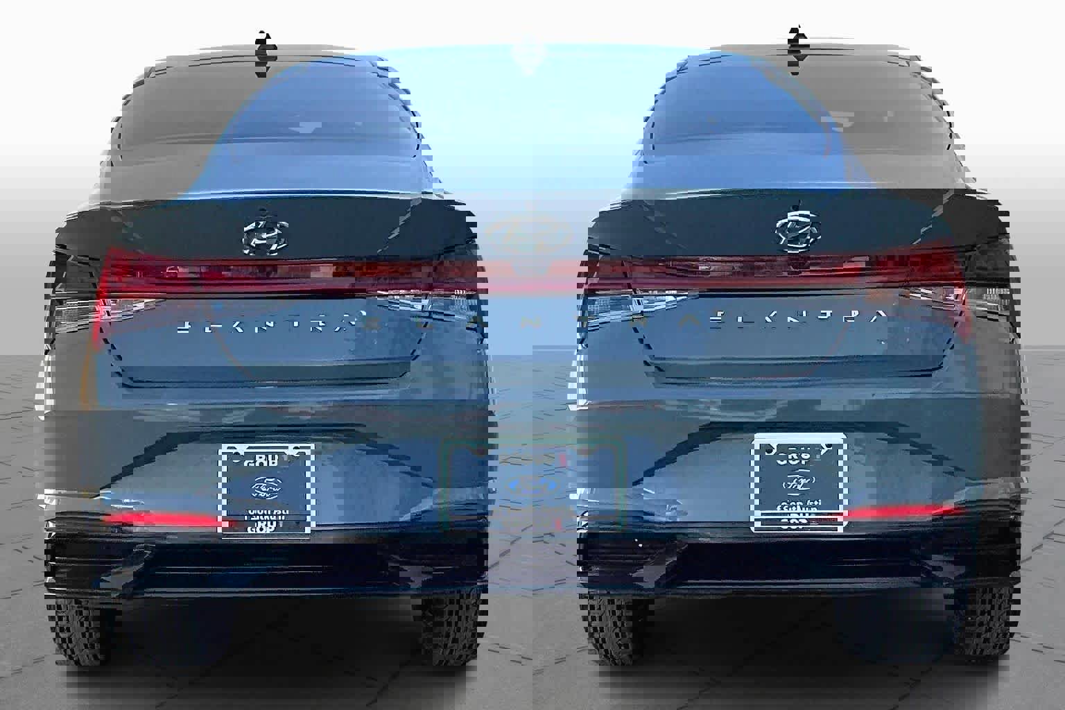 Used 2022 Hyundai Elantra SEL w/ Convenience + Premium Package image 2