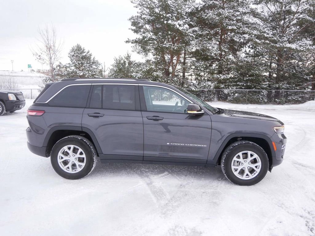 Used 2024 Jeep Grand Cherokee Limited w/ Luxury Tech Group II image 4