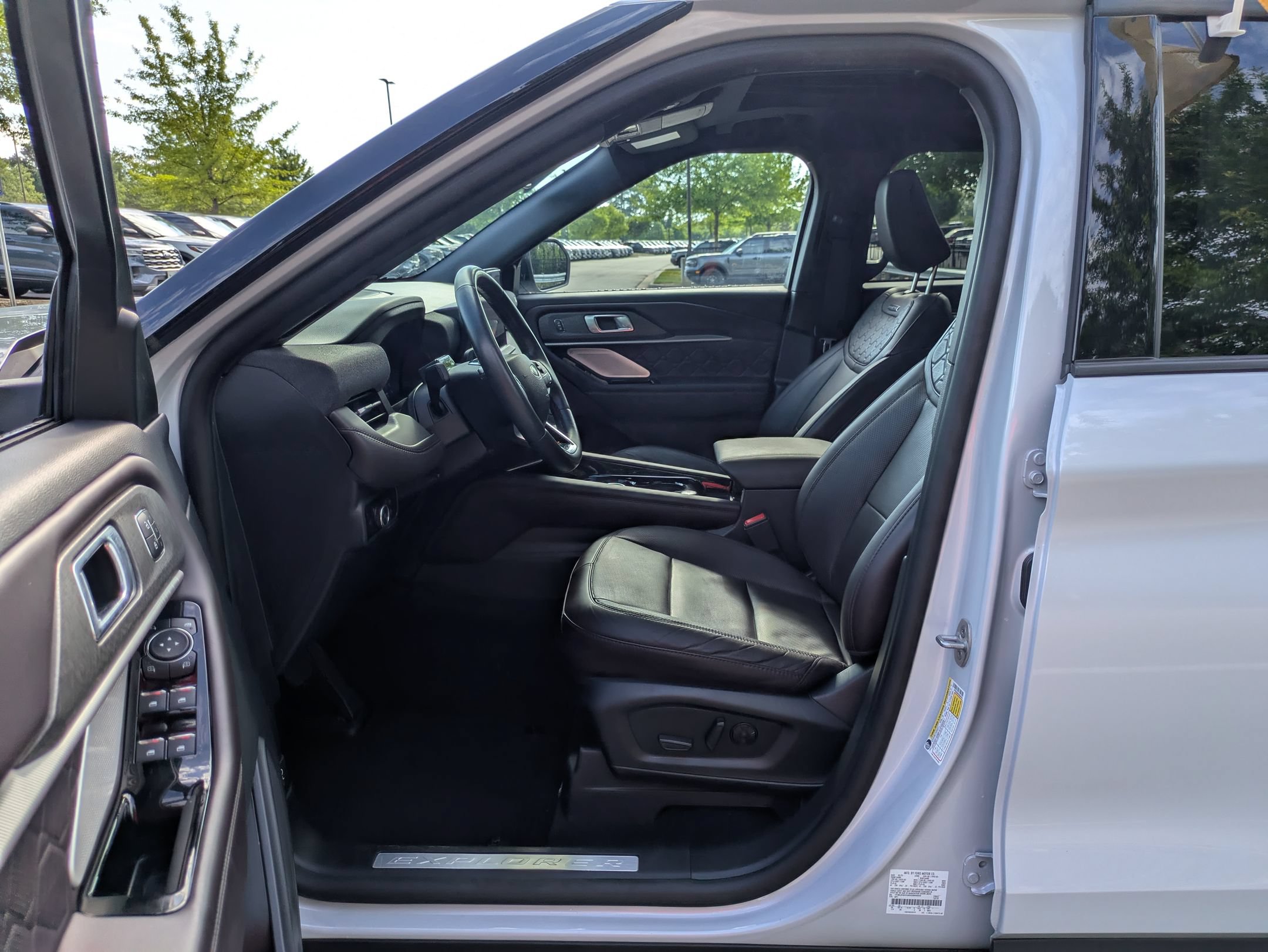Certified 2025 Ford Explorer Platinum w/ LUX Leather Package AWD/4WD image 12