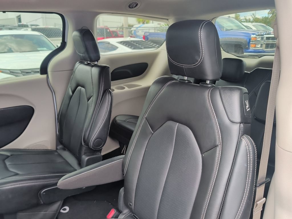 Used 2024 Chrysler Pacifica Touring-L FWD image 7