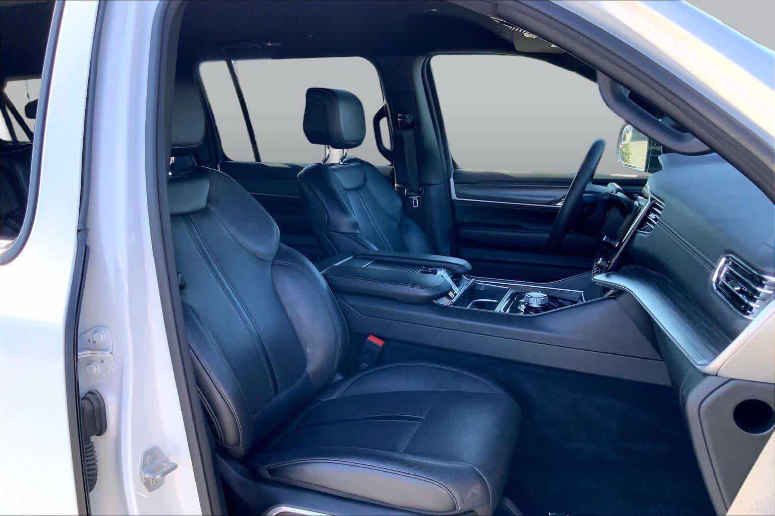 Used 2024 Jeep Wagoneer L Series II w/ Flexible Seating Group AWD/4WD image 9