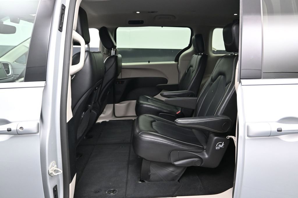 Used 2024 Chrysler Pacifica Touring-L FWD image 24