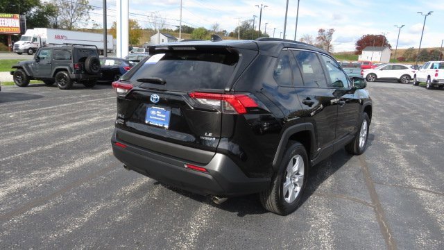 Used 2020 Toyota RAV4 LE image 5