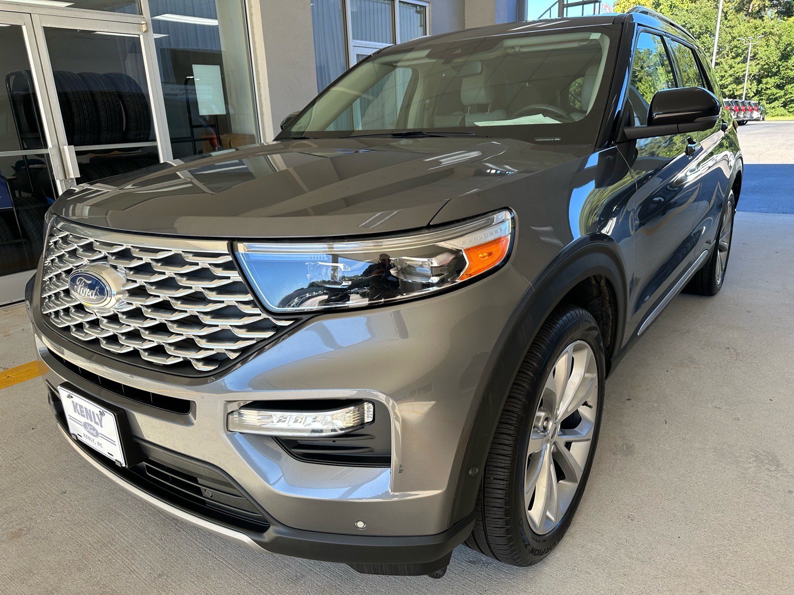 Certified 2021 Ford Explorer Platinum w/ Equipment Group 601A AWD/4WD image 3