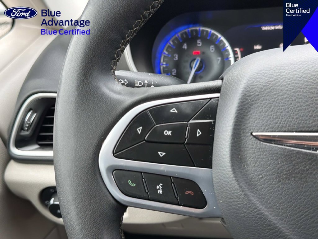 Used 2023 Chrysler Pacifica Touring-L FWD image 22