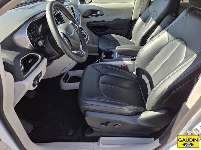 Used 2024 Chrysler Pacifica Touring-L FWD image 11