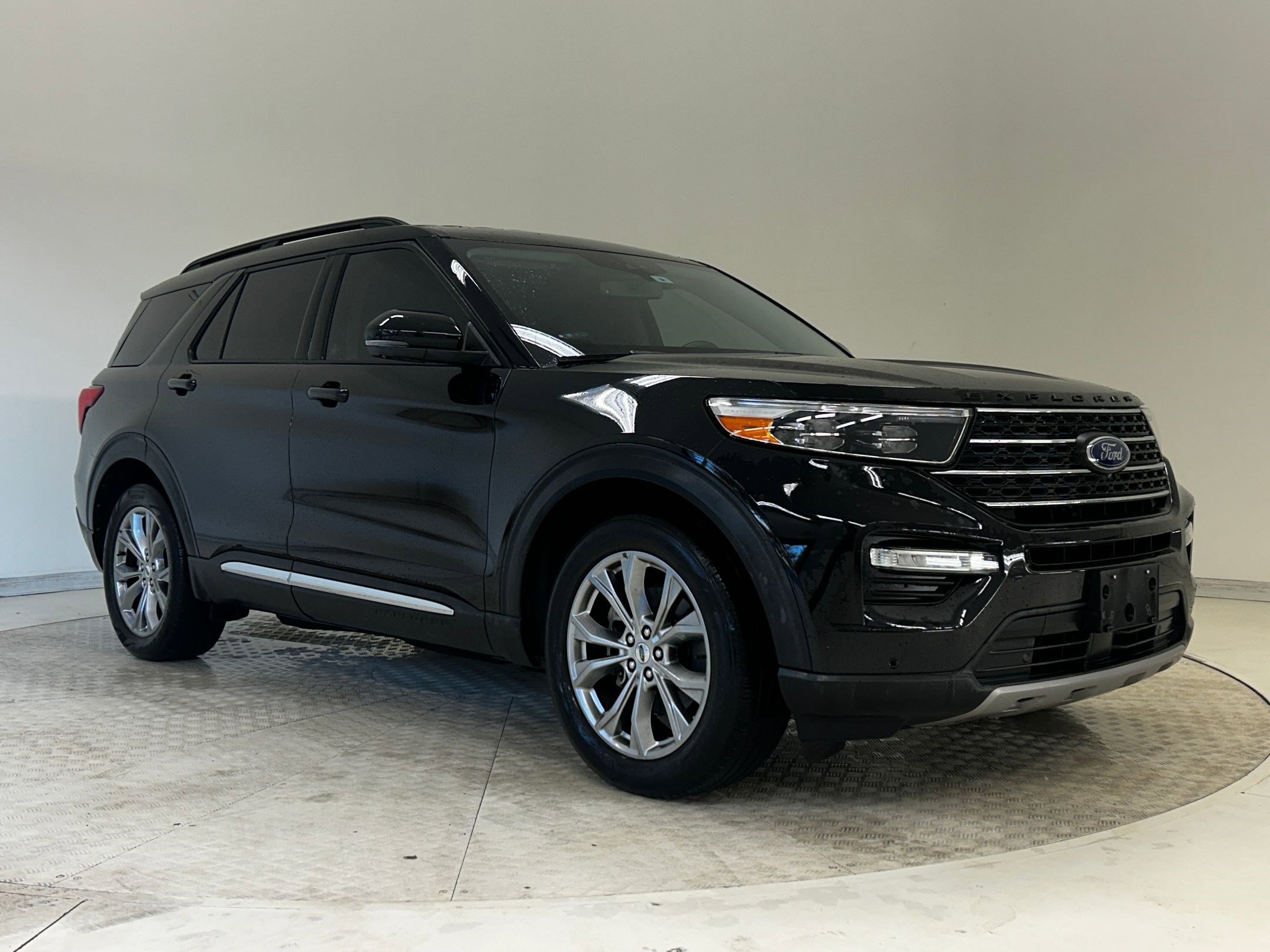 Certified 2022 Ford Explorer XLT w/ Equipment Group 202A image 5