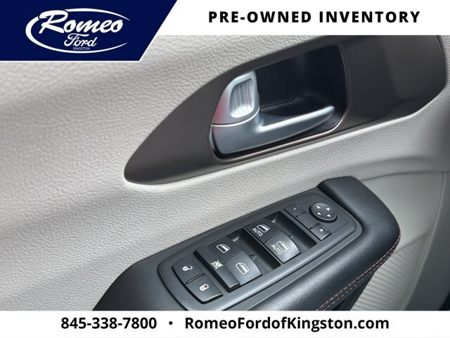 Used 2018 Chrysler Pacifica Touring-L FWD image 22