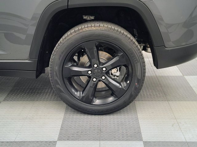 Used 2024 Jeep Grand Cherokee Limited w/ Black Appearance Package AWD/4WD image 16