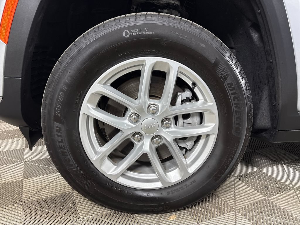Used 2025 Jeep Grand Cherokee L Laredo RWD image 12