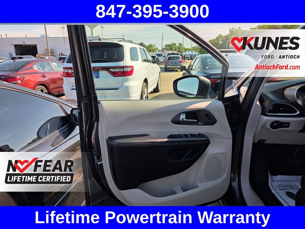 Used 2023 Chrysler Pacifica Touring-L FWD image 14