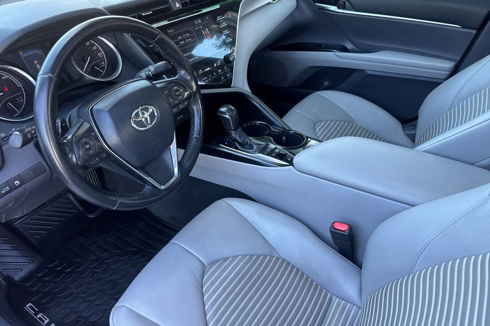 Used 2018 Toyota Camry SE w/ Audio Package FWD image 3
