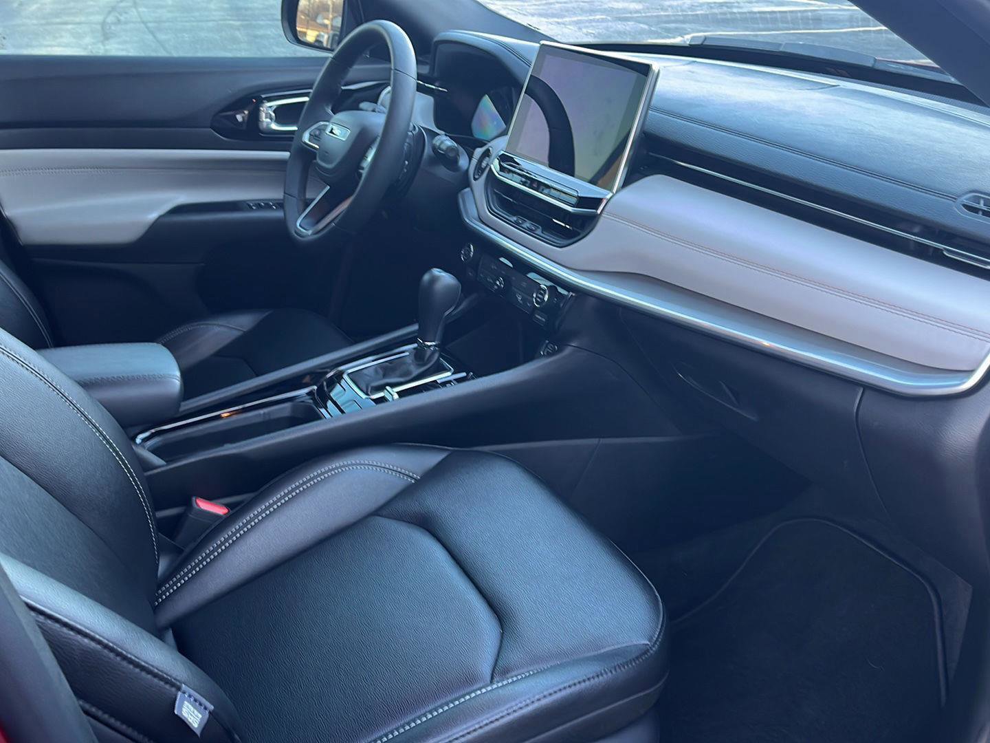 Used 2025 Jeep Compass Limited image 12