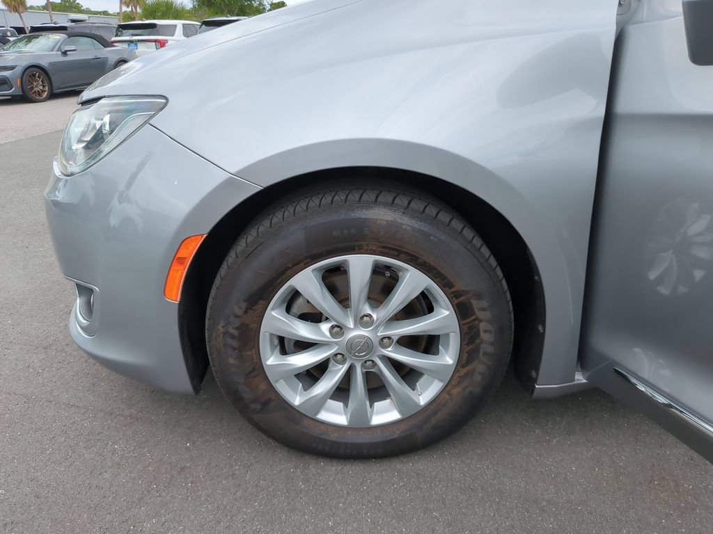 Used 2018 Chrysler Pacifica Touring-L FWD image 36
