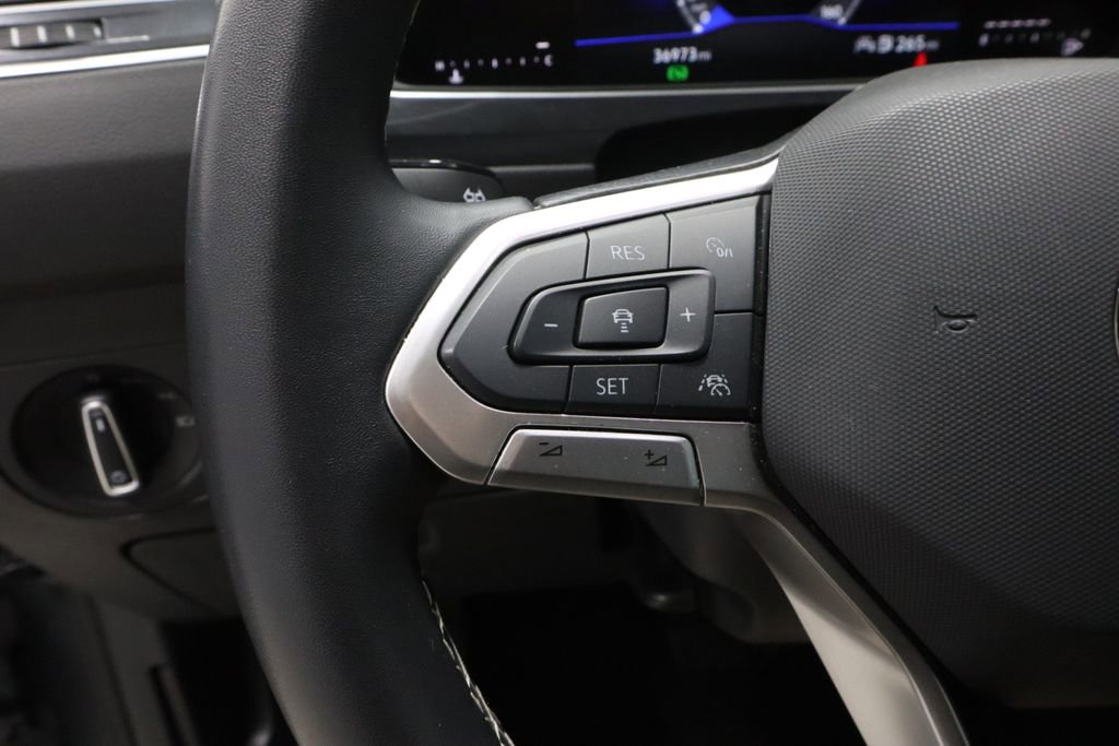 Used 2024 Volkswagen Tiguan SE image 27