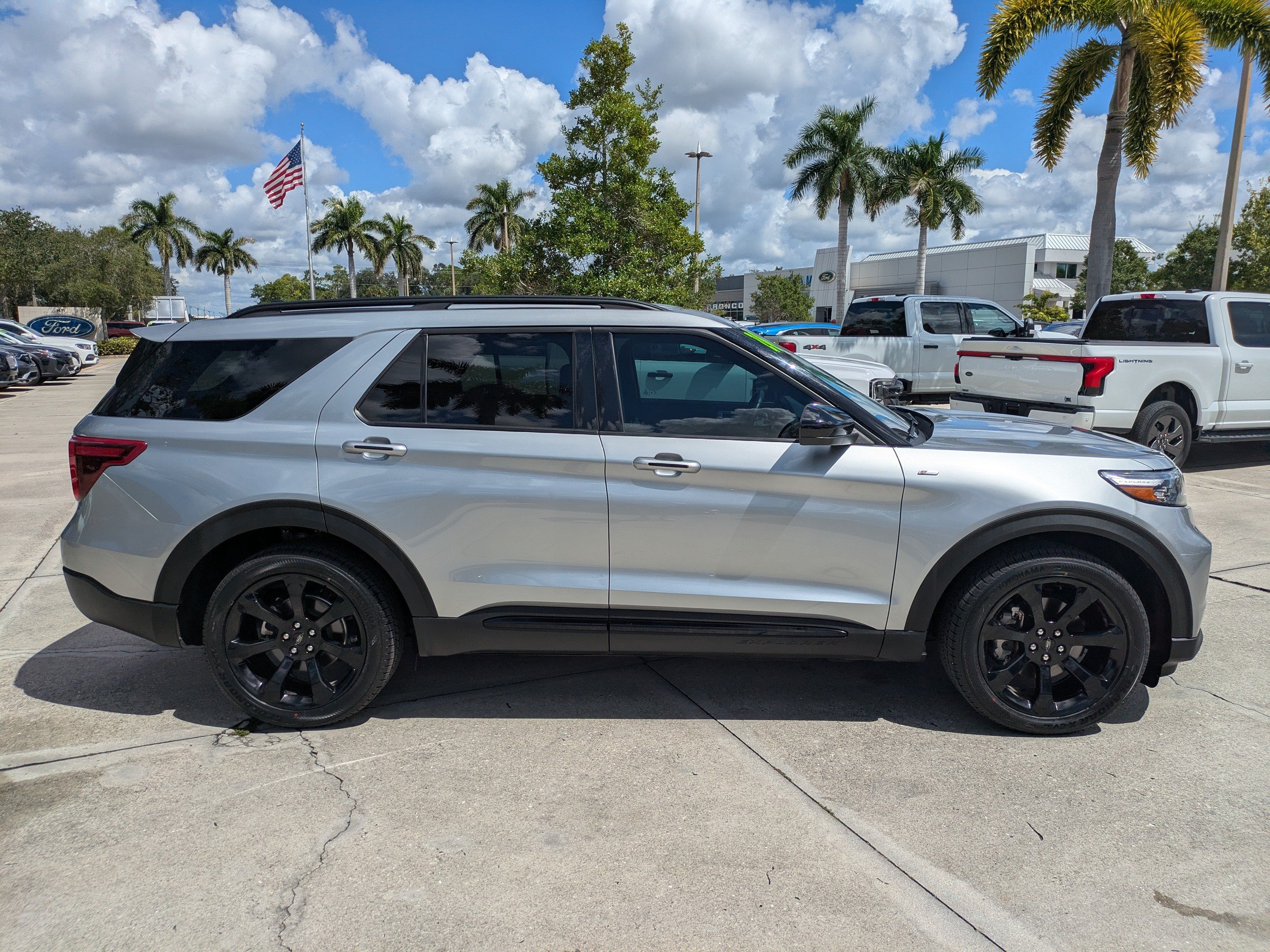 Certified 2024 Ford Explorer ST-Line w/ Class IV Trailer Tow Package RWD image 3