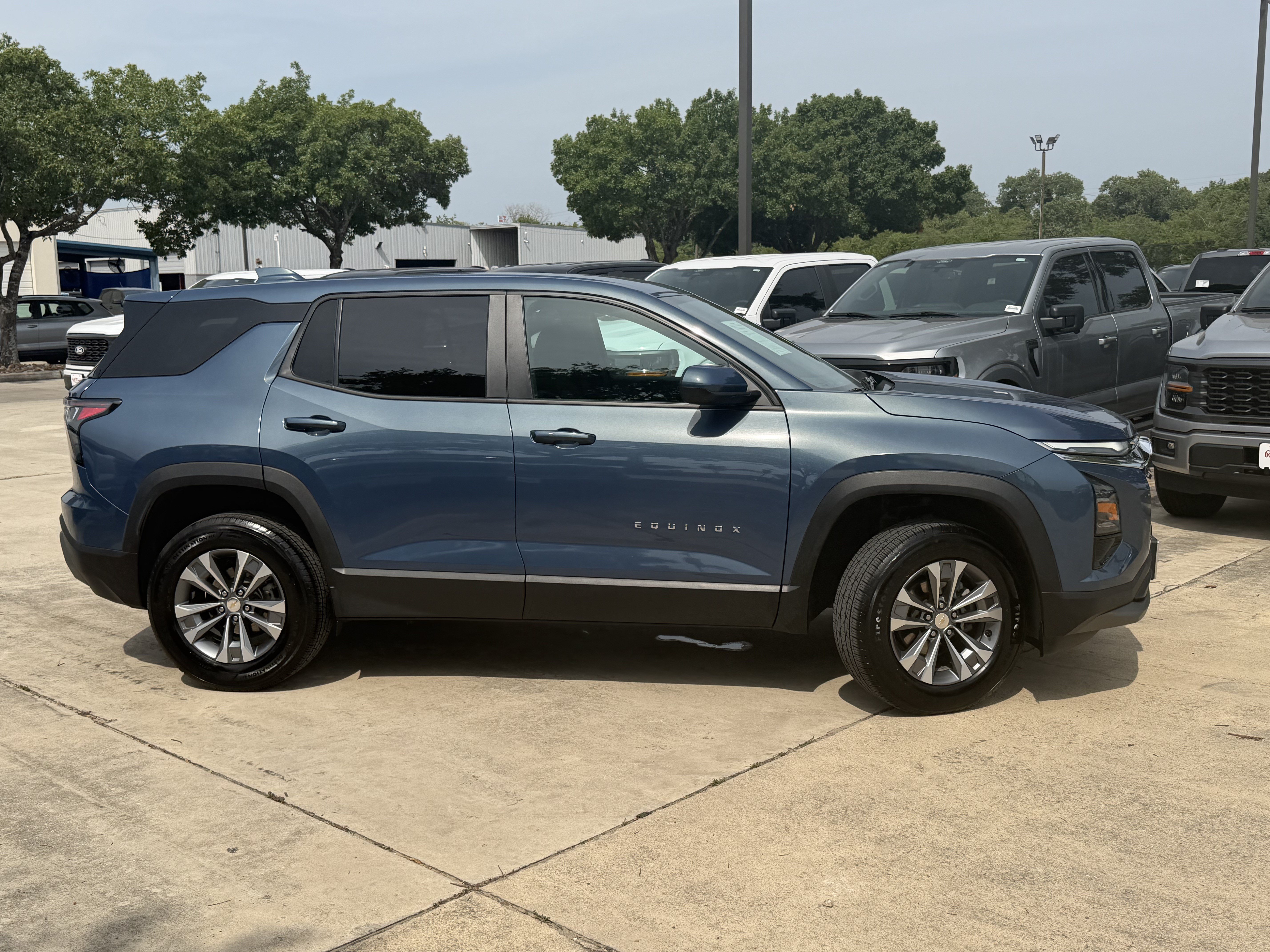 Used 2025 Chevrolet Equinox LT FWD image 4
