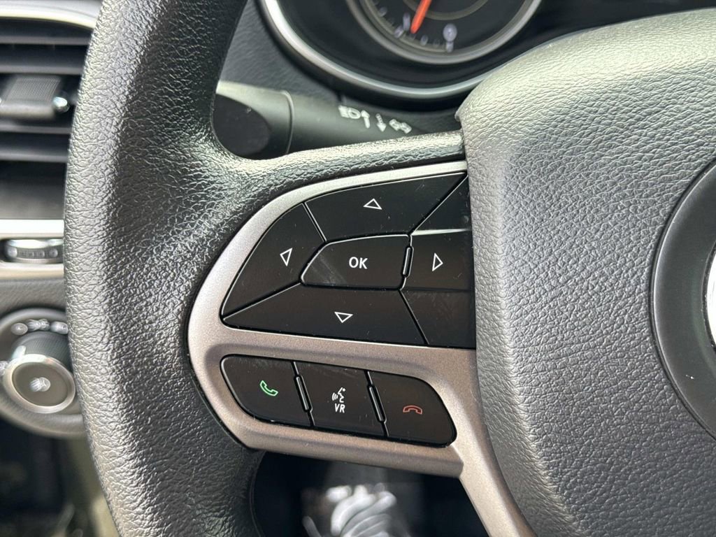 Used 2019 Jeep Cherokee Latitude w/ Popular Appearance Group image 10