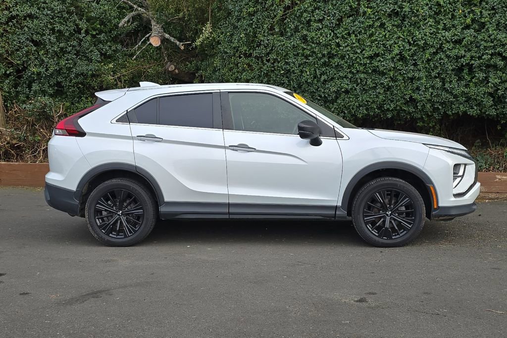 Used 2022 Mitsubishi Eclipse Cross LE image 3