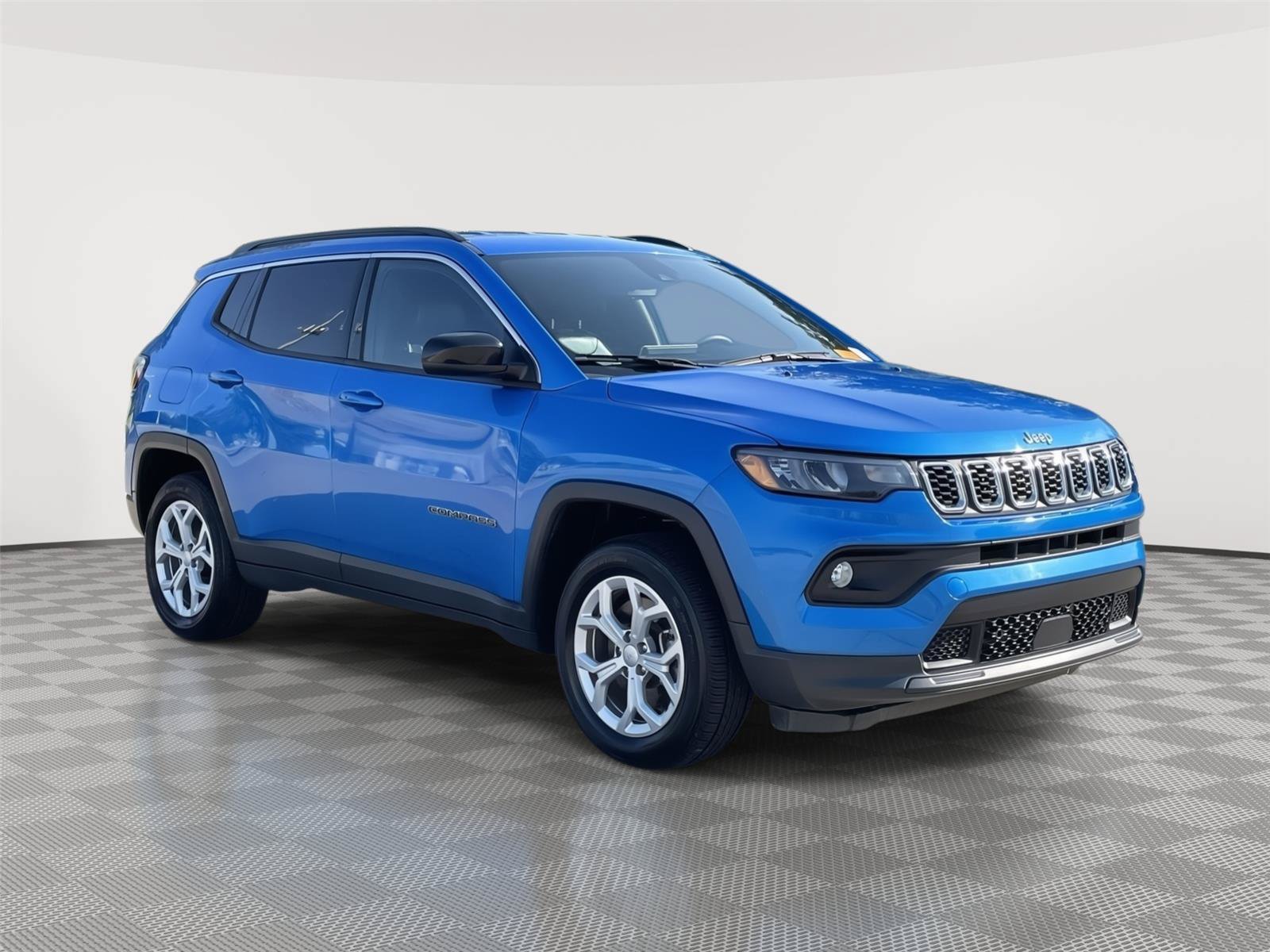 Used 2024 Jeep Compass Latitude AWD/4WD image 5