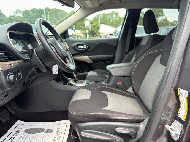 Used 2017 Jeep Cherokee Sport FWD image 10