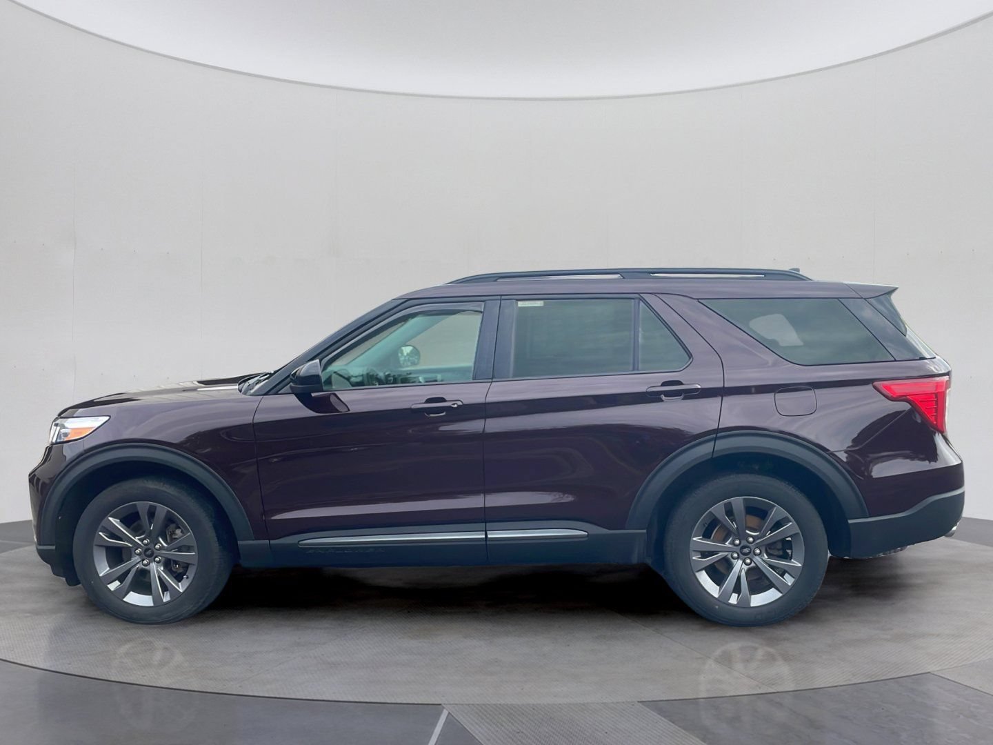Certified 2023 Ford Explorer XLT w/ Equipment Group 202A AWD/4WD image 2