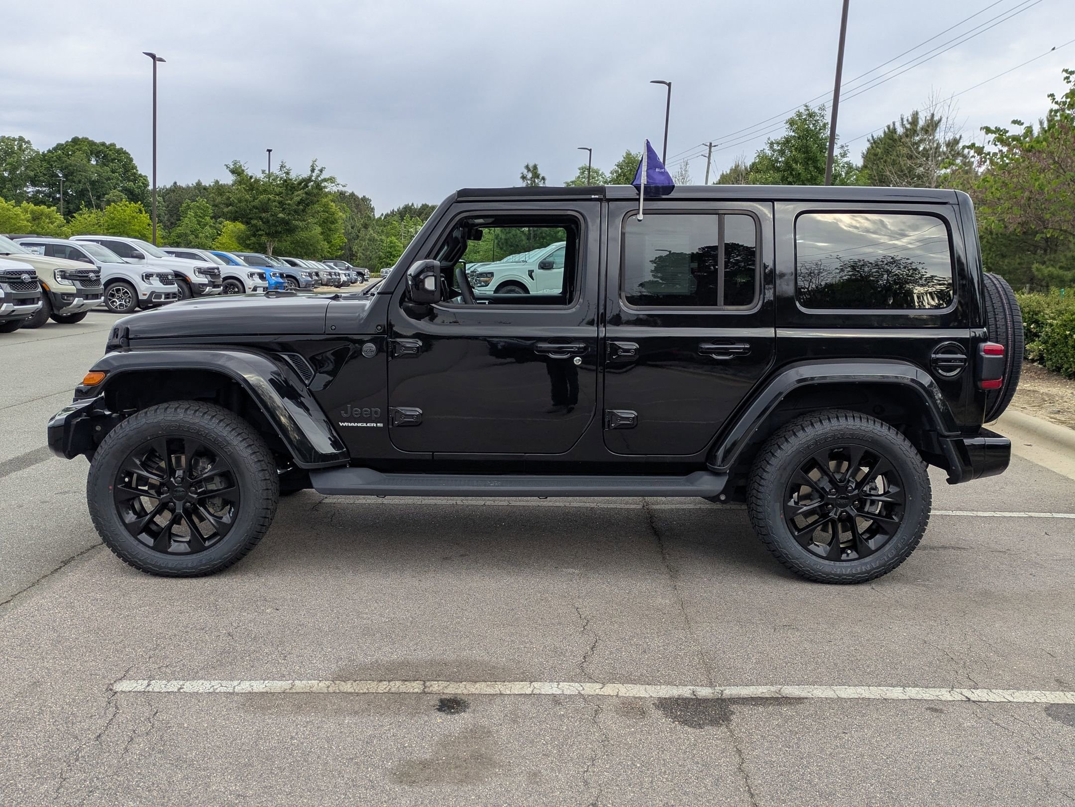 Used 2023 Jeep Wrangler Unlimited Sahara AWD/4WD image 7