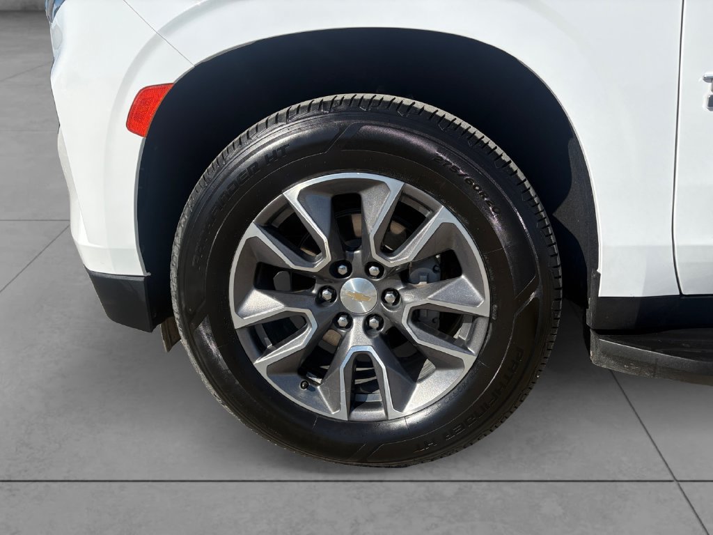 Used 2024 Chevrolet Suburban LT w/ LT Signature Plus Package RWD image 9