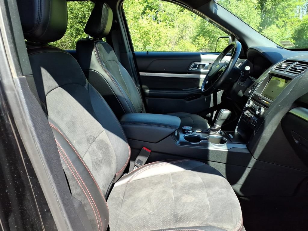 Certified 2018 Ford Explorer XLT w/ Equipment Group 202A AWD/4WD image 10