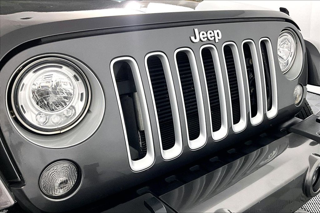 Used 2017 Jeep Wrangler Unlimited Sahara w/ Dual Top Group AWD/4WD image 29