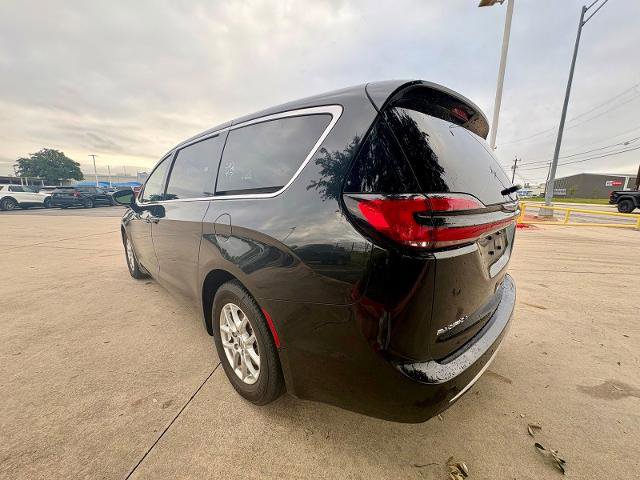 Used 2024 Chrysler Pacifica Touring-L FWD image 6